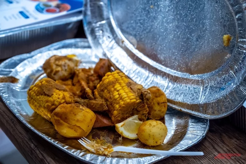 На ярмарке можно попробовать национальные африканские блюда.