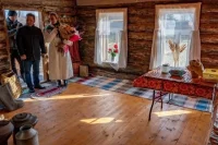 Для посетителей проводят тематические выставки в национальной избе. 