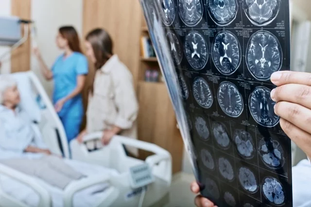 О страшной болезни Альцгеймера, убивающей в человеке человека, многие впервые услышали только в середине 1990-х.