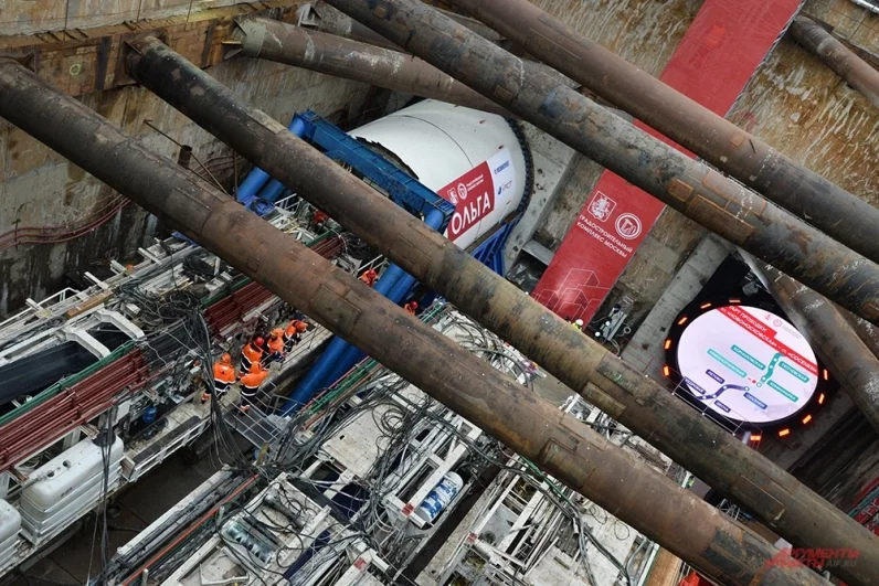 Строительство началось из котлована, задняя блокирующая стенка которого прикрывает уже готовый тоннель, то есть работ на «Новомосковской» уже не будет.