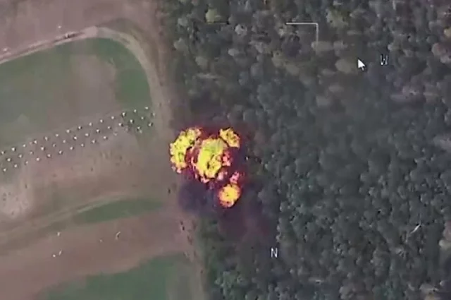 Сначала по РСЗО «Хаймарс» прилетела ракета комплекса «Искандер-М», а следом за ней, чтобы окончательно добить цель, РСЗО разметала «Герань-2».