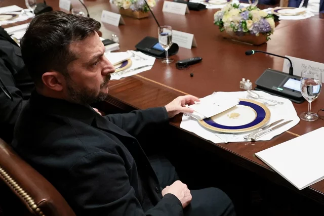 Единственное, что хоть как-то смог продавить Зеленский — более мягкую формулировку о будущем разделе его страны.