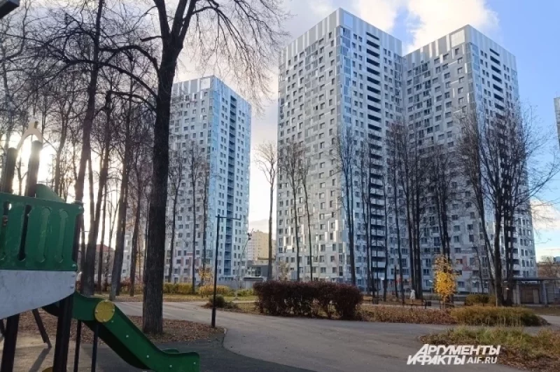 Когда-то на этом месте находилась краевая психиатрическая больница, сейчас здесь благоустроенный ЖК со сквером и детскими игровыми площадками.