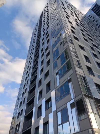 В соцсетях пишут, что погибшая могла упасть с 23 этажа дома.