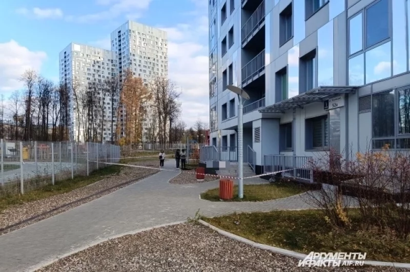 Часть тела погибшей всё ещё лежит на крыльце дома.