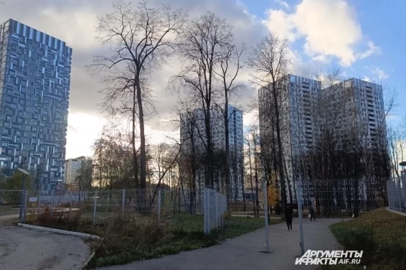 Дом Революции, 52В — в центре кадра.