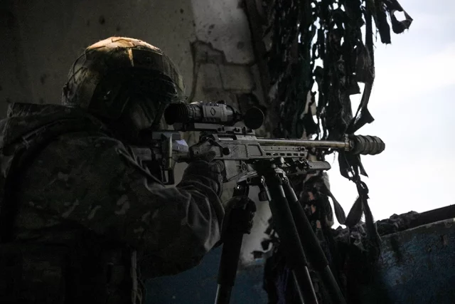 Снайпер группировки войск «Центр» ВС РФ во время тренировки в боевых условиях на Красноармейском направлении в ДНР.