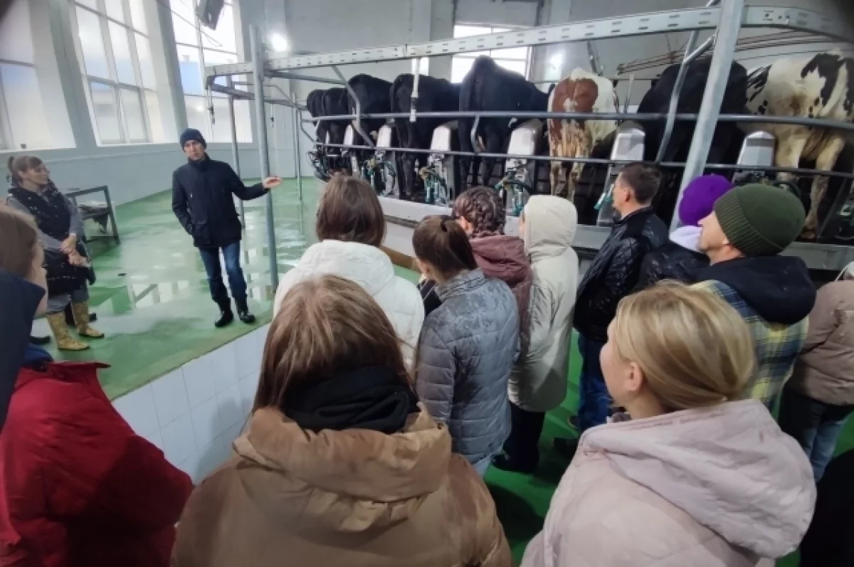 Слушатели образовательного курса «Школа фермера» посетили молочно-товарную ферму «Рассвет» в селе Кабанкино Саракташского района.