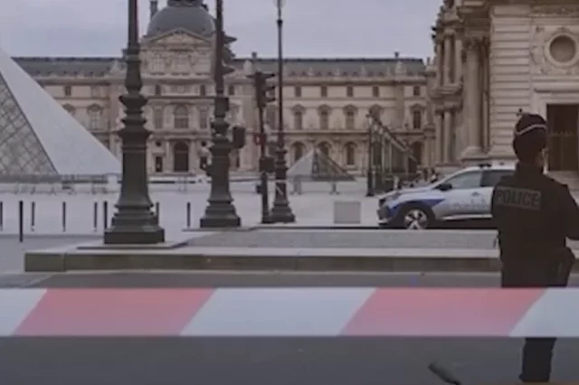 Из Лувра похитили восемь произведений ювелирного искусства.