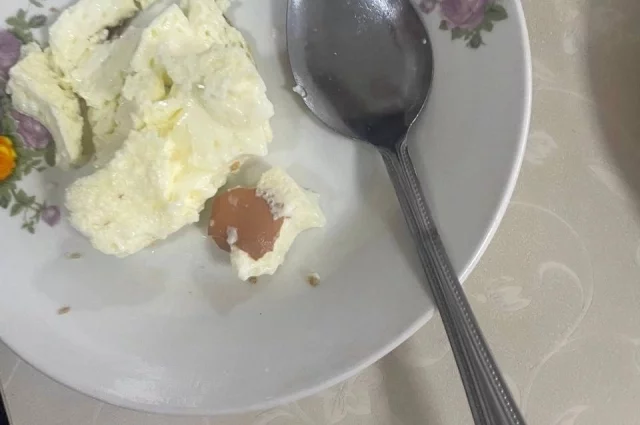 Вот такие куски скорлупы обнаружили дети в еде.