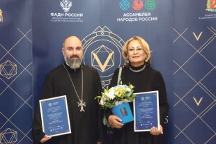 Директор представительства еженедельника «Аргументы и Факты в Тамбове» Зоя Назаркина и руководитель культурно-образовательного центра церкви Святой Мариам Аствацацин Тамбова отец Виген Манукян.