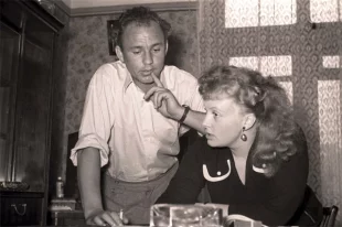 30 лет и 3 года. Рыбников спас Ларионову от позора и любил её дочь как свою