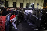 В схватках с молодёжью в Перу полиция пока терпит поражение.