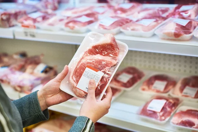 По данным Росстата, говядина в октябре 2025 года в среднем стоит 662,05 руб./кг, свинина — 399,78 руб./кг, а курица — 235,51 руб./кг.