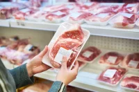 По данным Росстата, говядина в октябре 2025 года в среднем стоит 662,05 руб./кг, свинина — 399,78 руб./кг, а курица — 235,51 руб./кг.