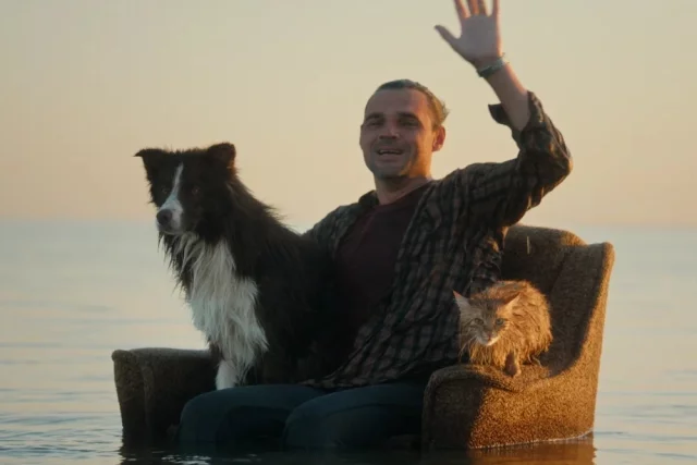 Главный герой - паромщик Константиныч, коренной местный житель, этнический русский.