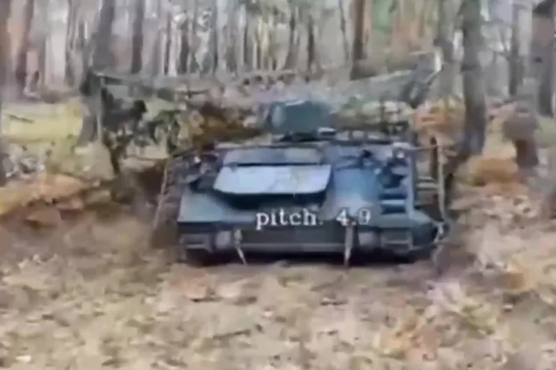 В Харьковской области оператор FPV-дрона группировки войск «Запад» ликвидировал бронетранспортер М113 ВСУ.