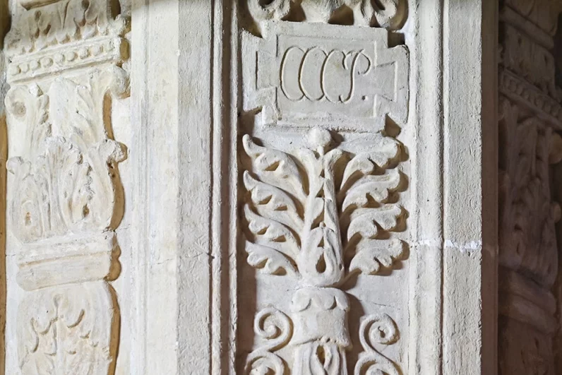 Старейший в России ипподром был основан в 1834 году. Нынешние здания построены в 1950-ых годах. Вновь откроется он в конце 2026 года.