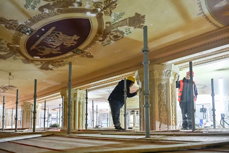 Ремонт исторического здания Московского ипподрома проводится с бережным сохранением памятников культуры.