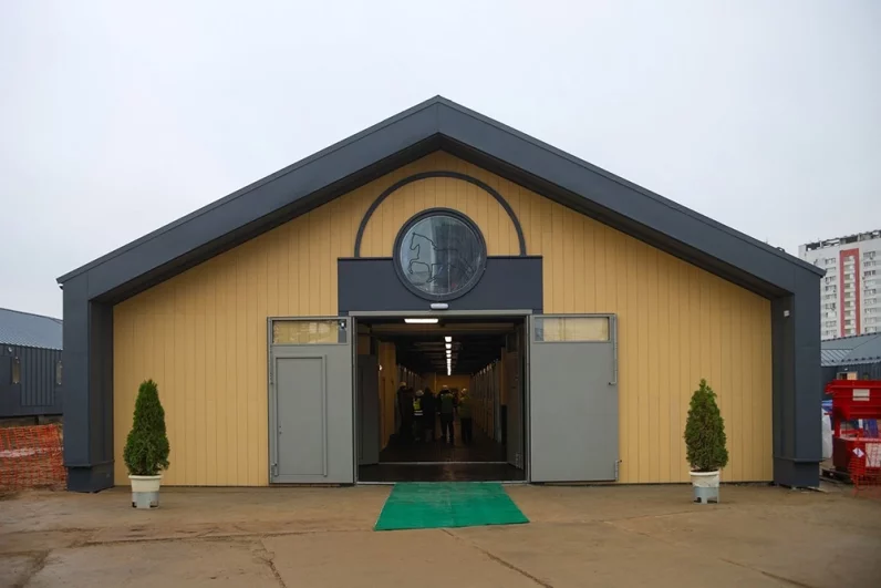 Некоторые конюшни уже готовы принять постояльцев.