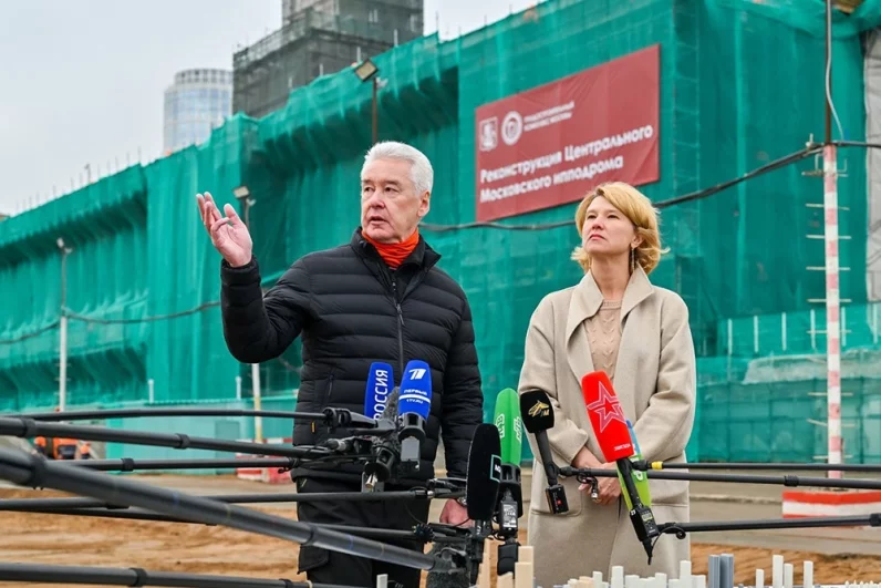 22 октября проверить, как идет реконструкция Московского ипподрома, приехали мэр Москвы Сергей Собянин и министр сельского хозяйства РФ Оксана Лут.