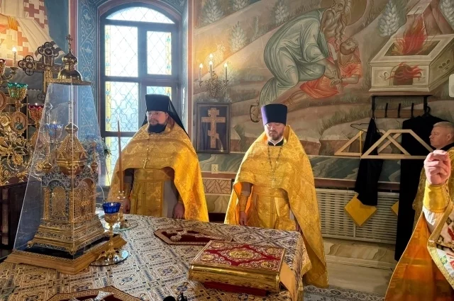 Служба в Храме. 