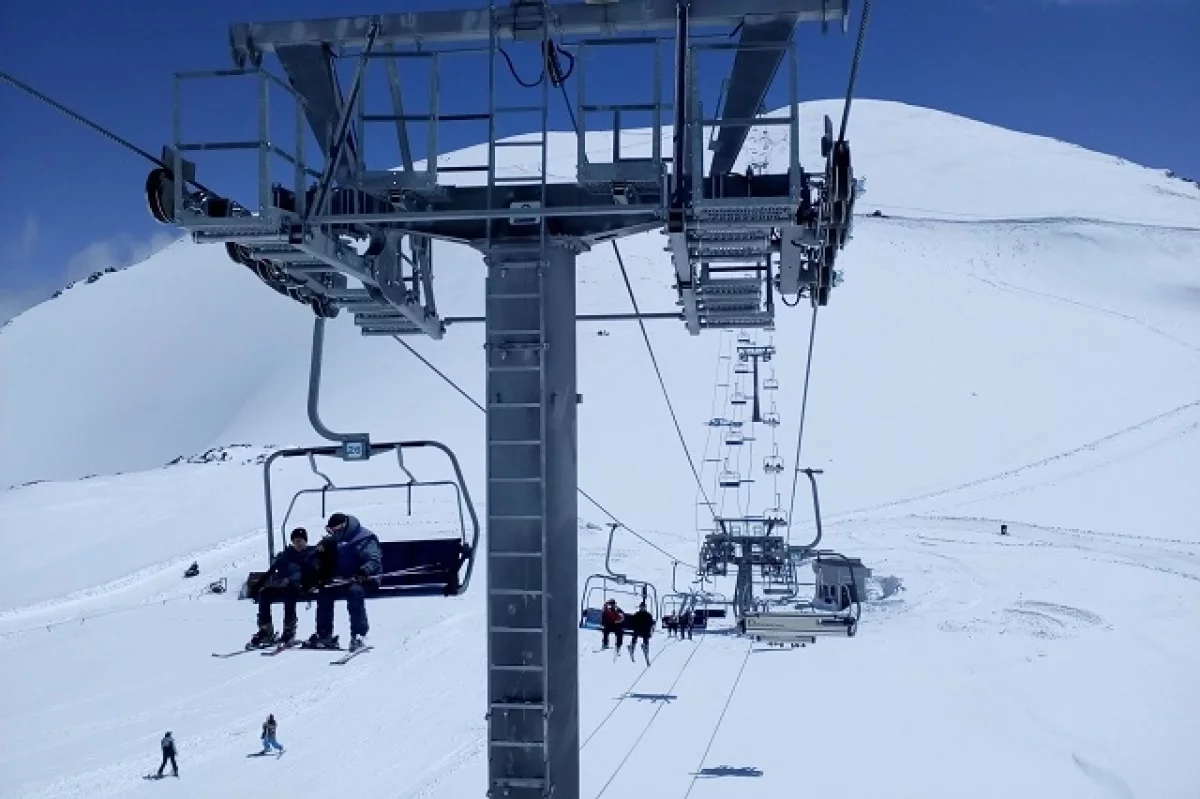 Подъёмники могут двигаться с разной скоростью для горнолыжников и обычных туристов.