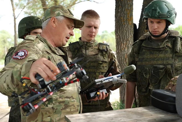 Тренировка бойцов добровольческого отряда «Барс-Белгород» на учебном полигоне.