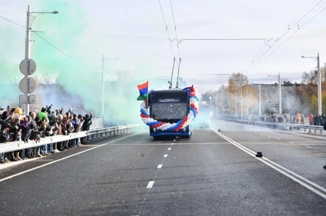 Четырёхполосный мост имеет тротуары и дорожки для велосипедов и самокатов.