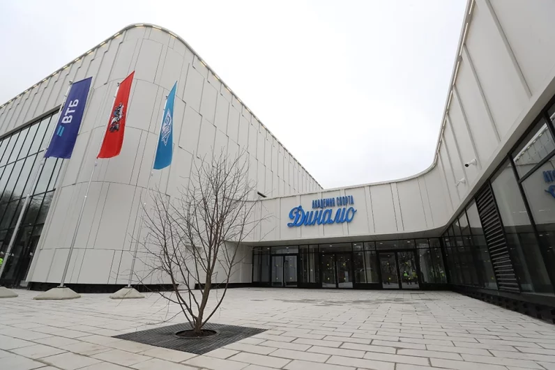 Одноименная футбольная академия «Динамо» (улица Лужники, 24 стр. 1).