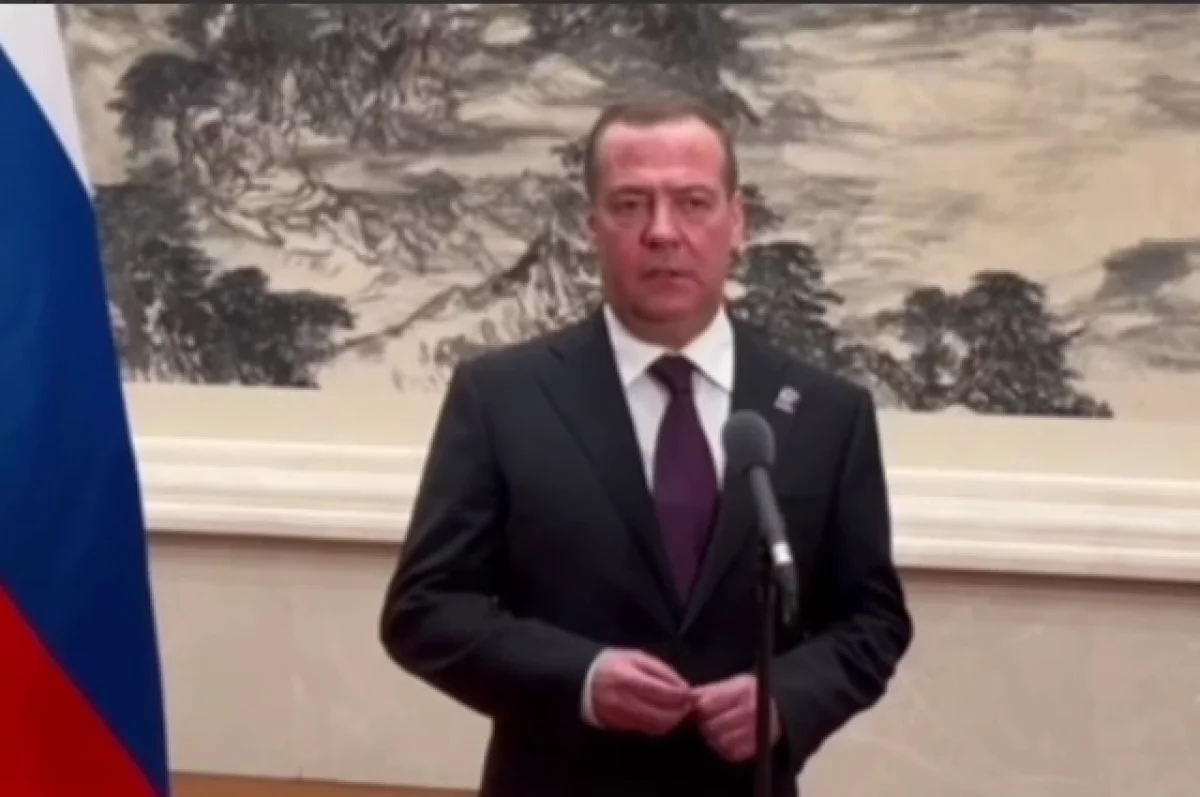 Медведев заявил о необходимости добиваться победы на Украине на поле боя, а не в переговорах