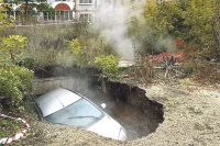 «Форд» по самую крышу провалился в яму с горячей водой. 