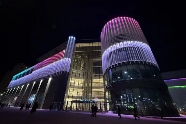 ТРК «Голливуд» у станции метро «Пионерская».