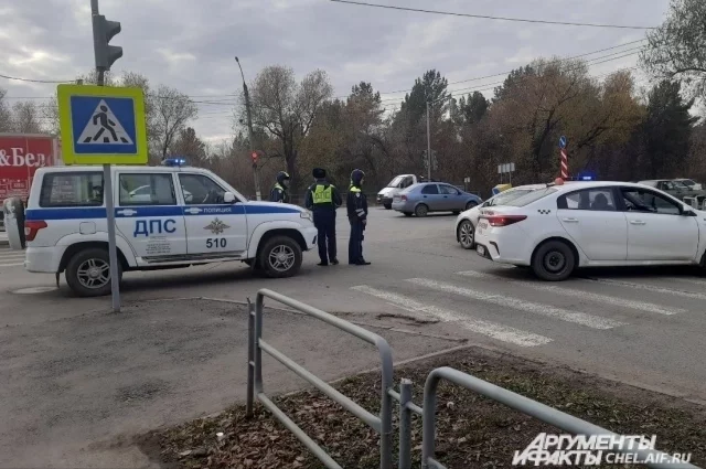 Подъезд к заводу уже за километр перекрыт для машин