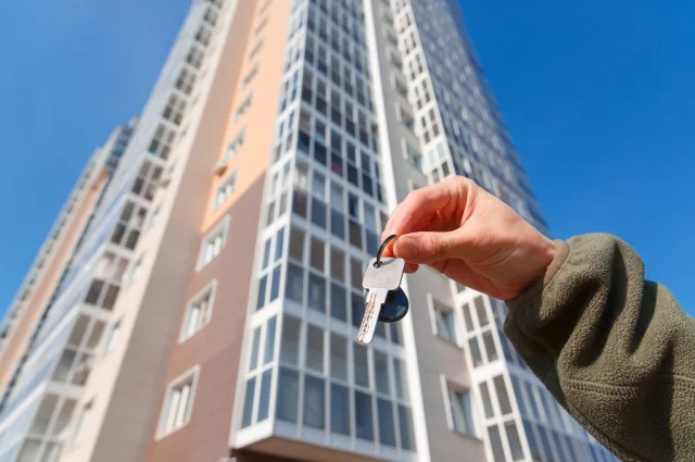 Сейчас нужно практически 65 зарплат, чтобы собрать всю сумму для приобретения квартиры.