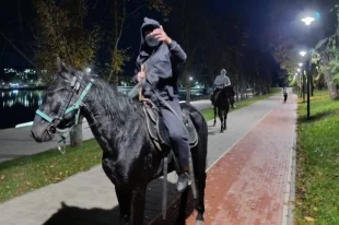 У обоих наездников были закрыты лица.