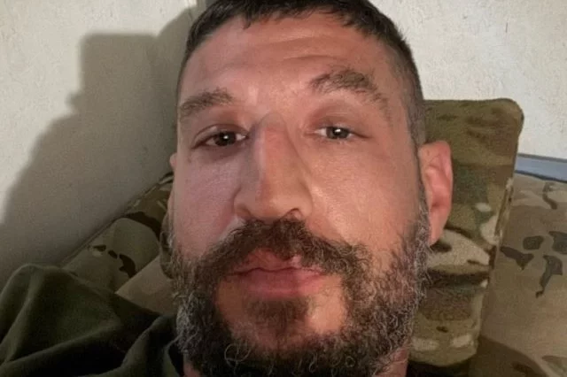 Кржижановски был профессиональным десантником, прошел через Ирак.