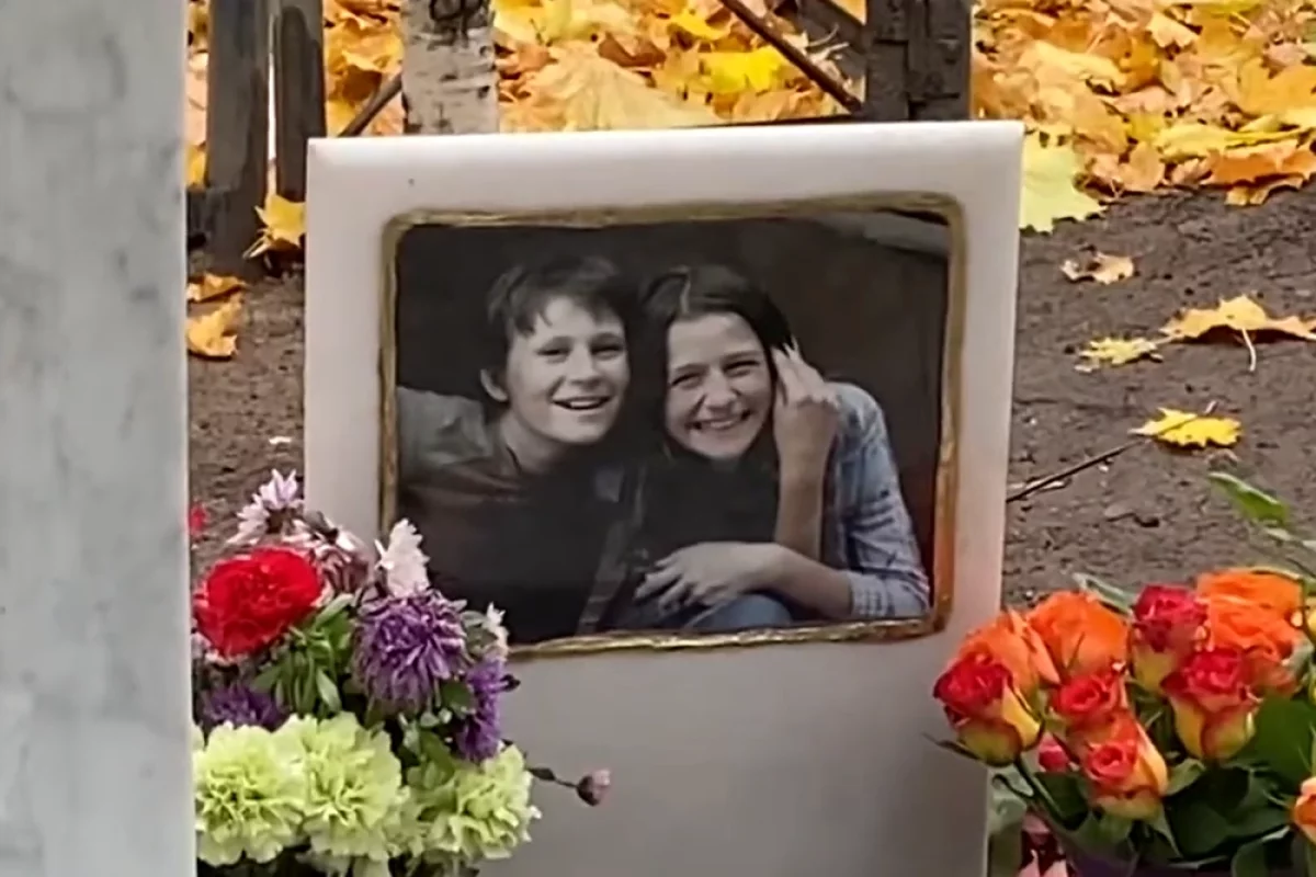 
 Ромео и Джульетта «Норд Оста». У могил влюблённых подростков — всегда цветы    