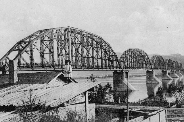 Старый железнодорожный мост и девочка-фантом.