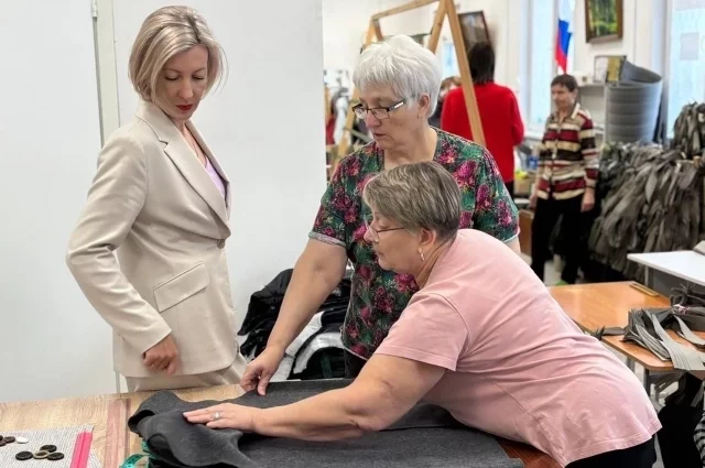 Людмила Ильиных и швеи Галина и Наталья.