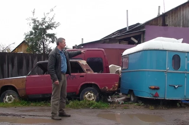 Брошенные машины не только портят вид, но и занимают парковочные места или затрудняют проезд 