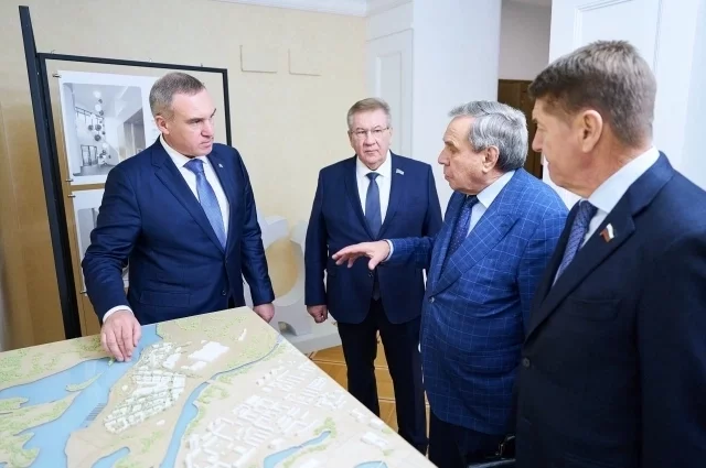 Сенаторы обсудили и осмотрели с губернатором Югры Русланом Кухаруком объекты, которые предлагается профинансировать.