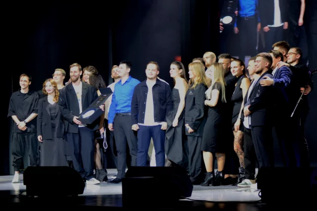 Команда ресторана 0.75 please вышла за призом и заняла всю сцену.