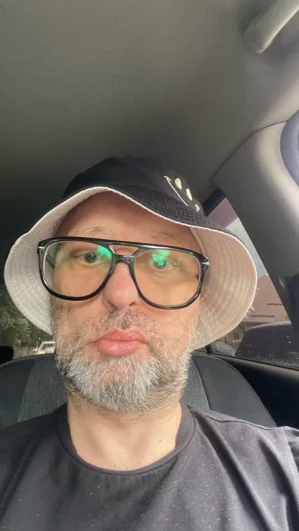 После обнаружения опухоли артисту сделали шесть операций.