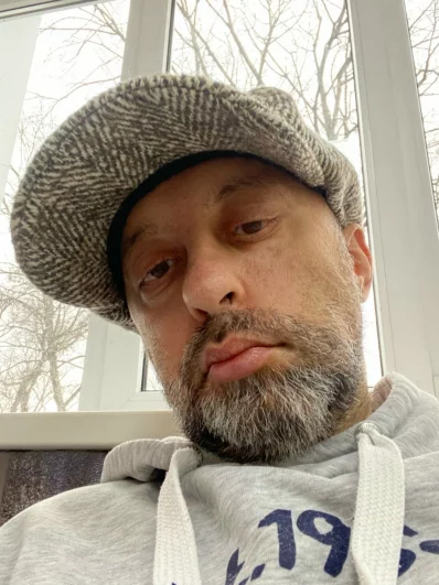 Козмопулос работал дома и писал шутки и сценарии.