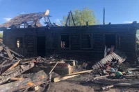 Дом, где жили малолетние дети, и где погибли две малышки.