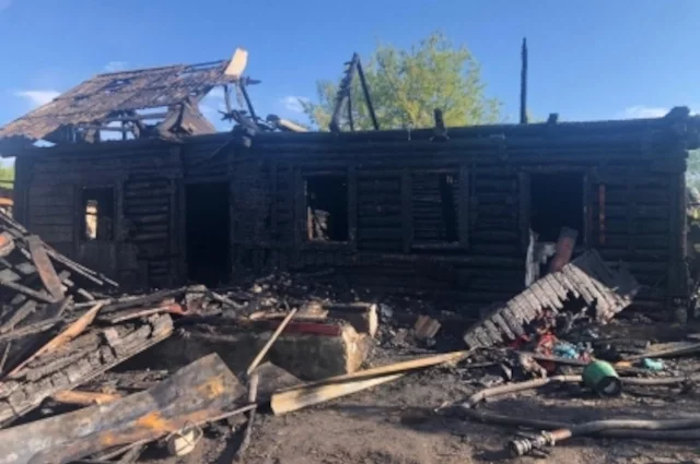 Дом, где жили малолетние дети, и где погибли две малышки.