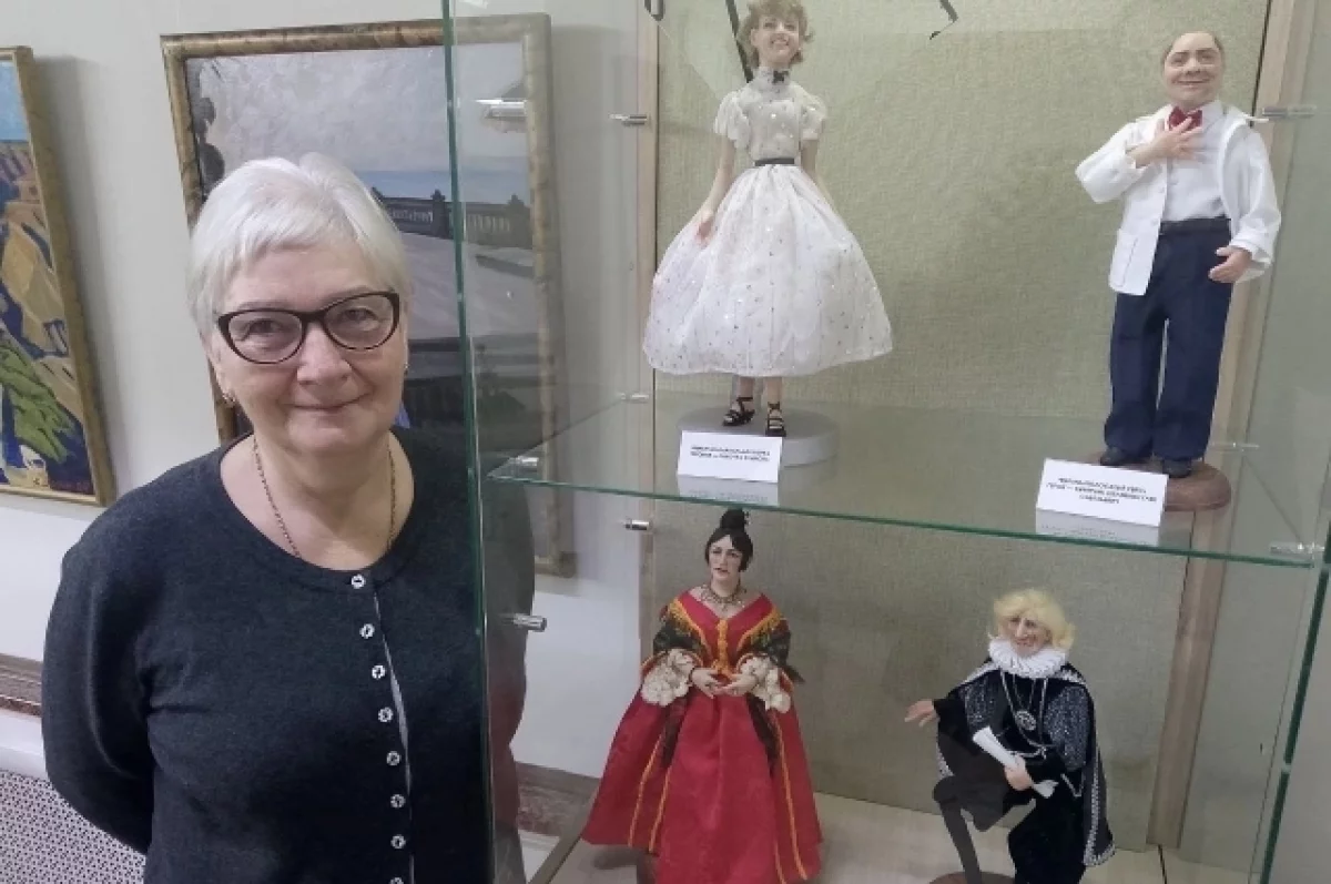 Ольга Толстихина на выставке своих работ.