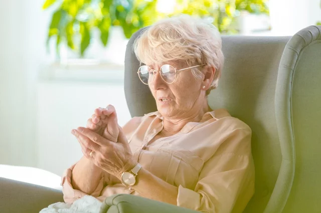 К классическим проявлениям болезни Паркинсона относят тремор как в кисти, так и в руке.