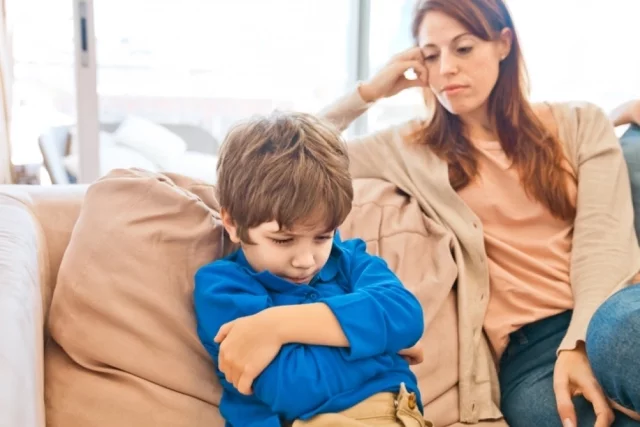 Боль — это чувство выражается в мести со стороны ребенка (равнодушие, показная агрессия и поведение назло родителям). Такое поведение вызвано потребностью самозащиты.